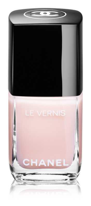 Chanel Le Vernis nails